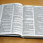Bibel_aufgeschlagen_q.jpg